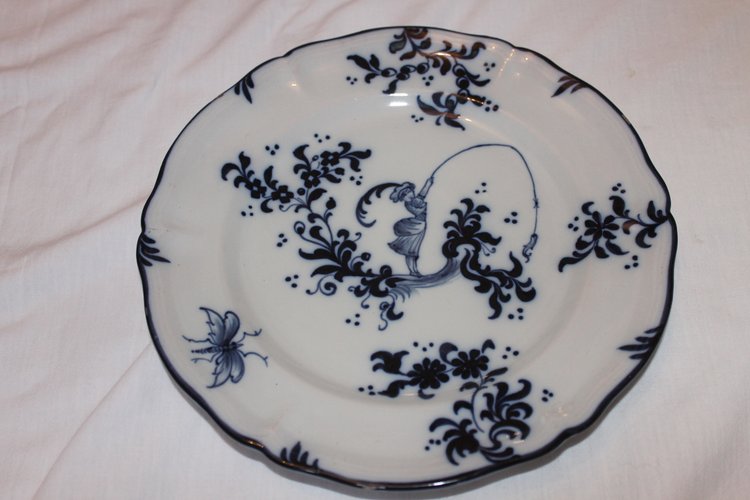 11 assiettes en faïence signées d'Emile Gallé service chasseurs et chasseresses en bleu 19ème