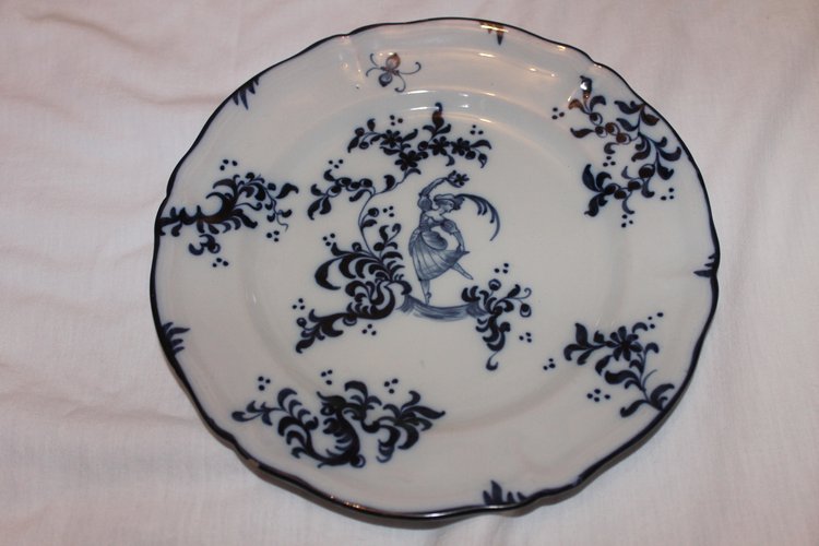 11 assiettes en faïence signées d'Emile Gallé service chasseurs et chasseresses en bleu 19ème