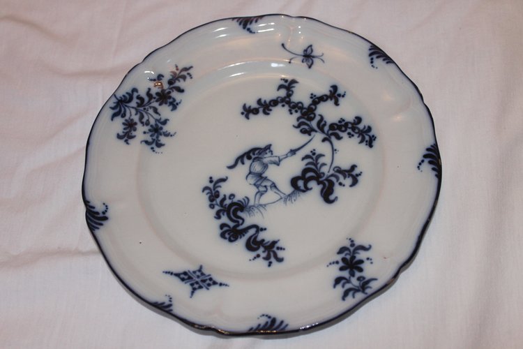 11 assiettes en faïence signées d'Emile Gallé service chasseurs et chasseresses en bleu 19ème