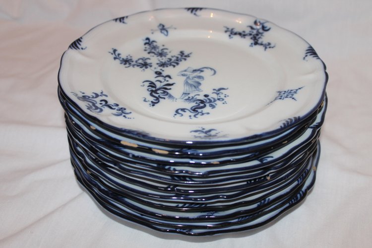 11 assiettes en faïence signées d'Emile Gallé service chasseurs et chasseresses en bleu 19ème