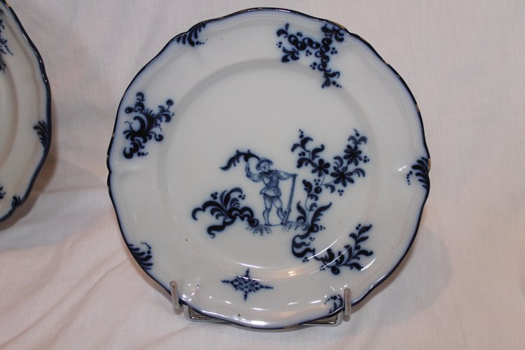 11 assiettes en faïence signées d'Emile Gallé service chasseurs et chasseresses en bleu 19ème