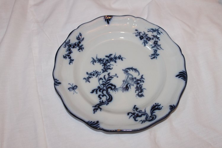 11 assiettes en faïence signées d'Emile Gallé service chasseurs et chasseresses en bleu 19ème