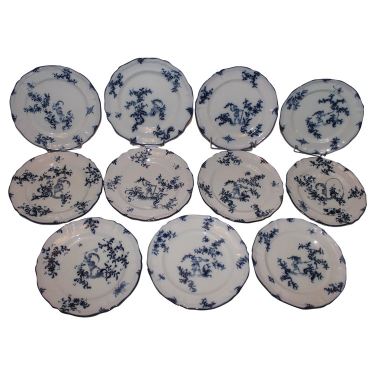 11 assiettes en faïence signées d'Emile Gallé service chasseurs et chasseresses en bleu 19ème