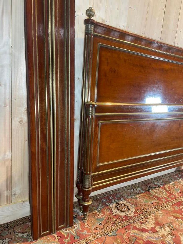 Bett im Louis XVI-Stil aus Mahagoni und Messingleisten