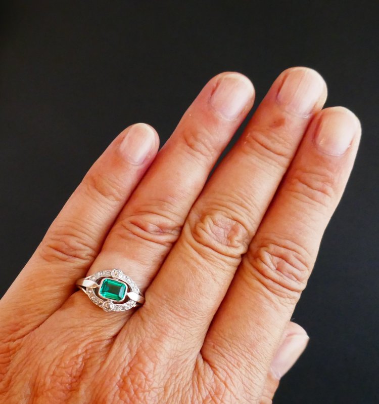 Anello con smeraldo e diamante colombiano.