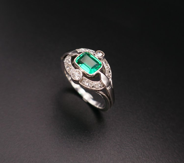 Anello con smeraldo e diamante colombiano.