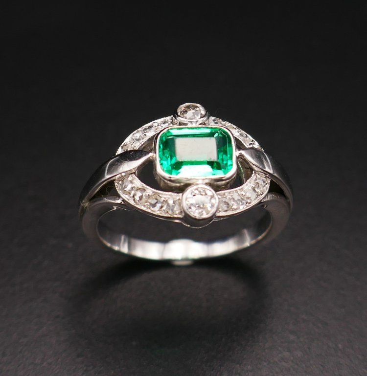 Anello con smeraldo e diamante colombiano.