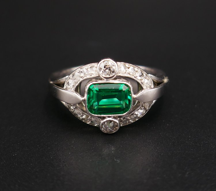 Anello con smeraldo e diamante colombiano.