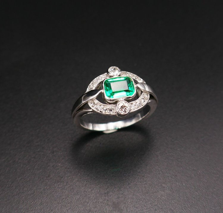 Anello con smeraldo e diamante colombiano.