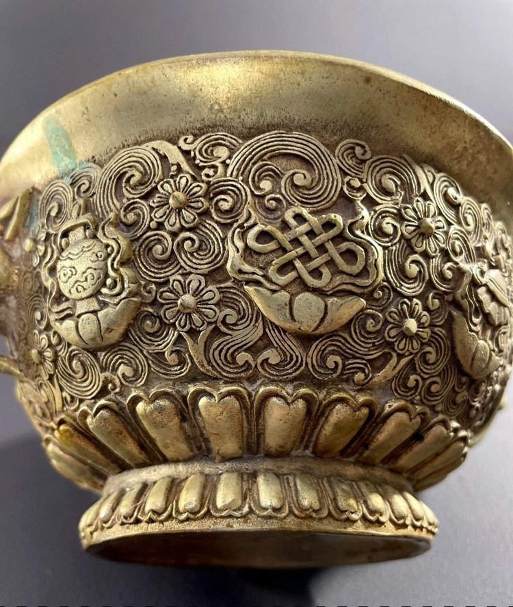 Chine, Années 1930/1950, Brûle-parfum En Alliage D’argent Richement Décoré De Motifs En Relief.