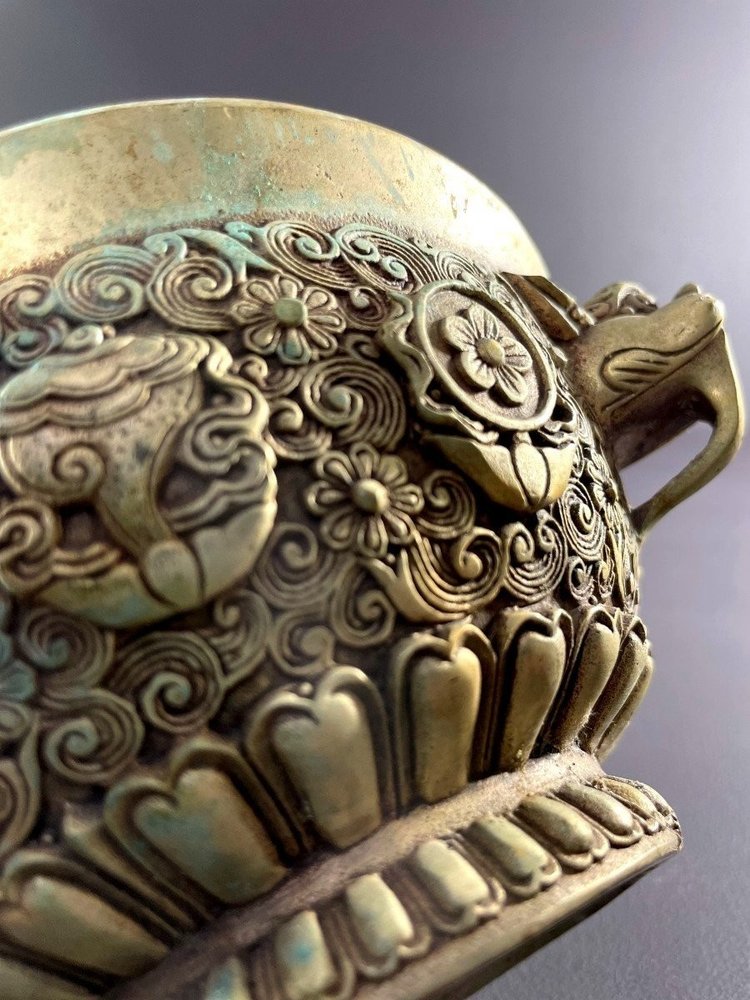 Chine, Années 1930/1950, Brûle-parfum En Alliage D’argent Richement Décoré De Motifs En Relief.