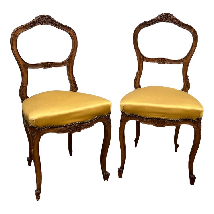 PAIR OF ANTIQUE WALNUT BEDROOM CHAIRS IN THE LOUIS XV STYLE FROM THE 1900S