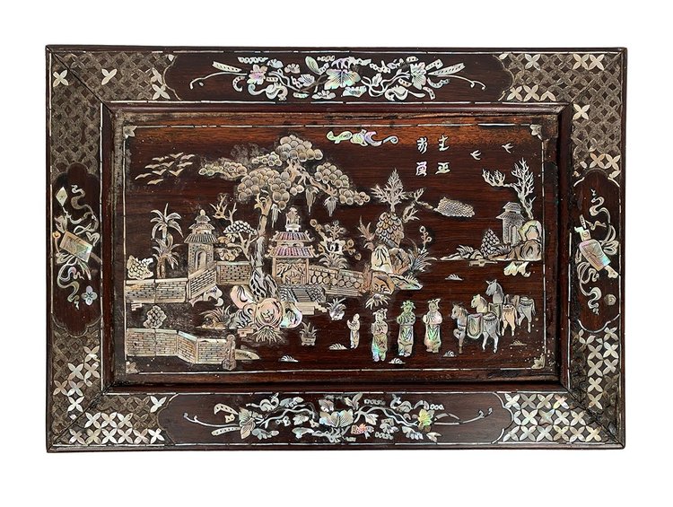 Couchtisch aus Holz mit Perlmutt-Intarsien und einer animierten Landschaft. Vietnam oder Südchina