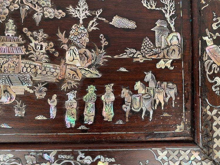Couchtisch aus Holz mit Perlmutt-Intarsien und einer animierten Landschaft. Vietnam oder Südchina