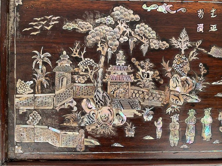 Couchtisch aus Holz mit Perlmutt-Intarsien und einer animierten Landschaft. Vietnam oder Südchina