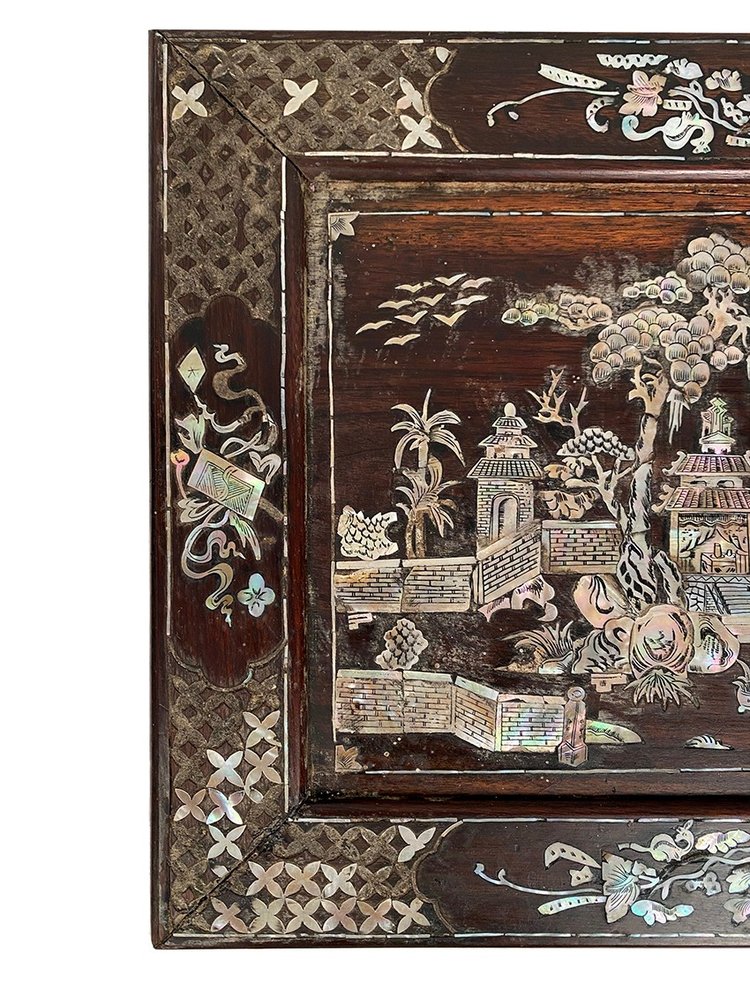 Couchtisch aus Holz mit Perlmutt-Intarsien und einer animierten Landschaft. Vietnam oder Südchina
