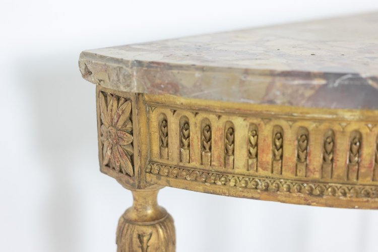Consolle in legno dorato e marmo breccia di Aleppo. Circa 1780. LS55691657J