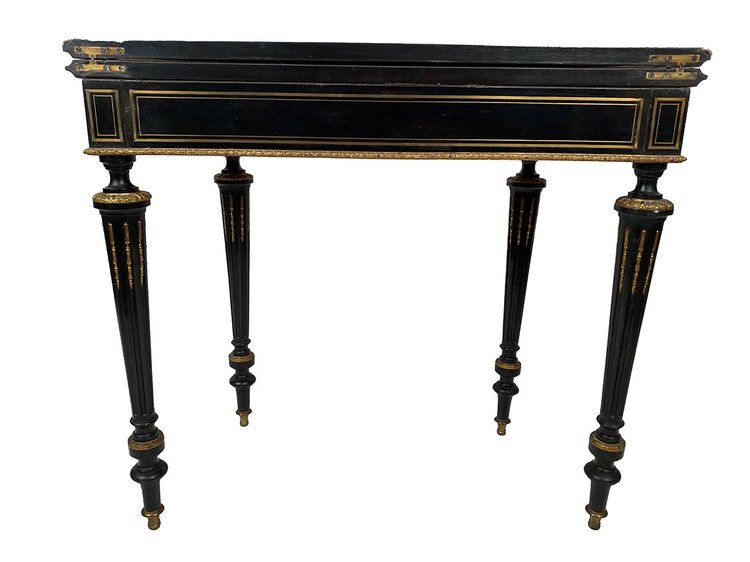 Table à jeux en bois noirci et placage d’ébène marqueté de laiton, époque Napoléon III