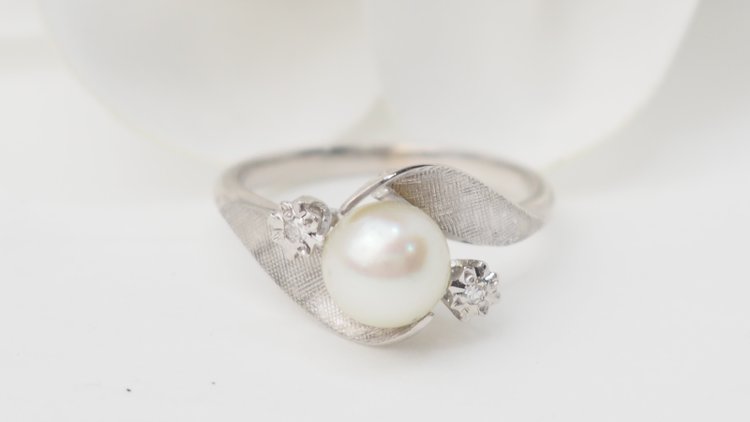 Anello In Oro Bianco, Perla Coltivata E Diamanti 