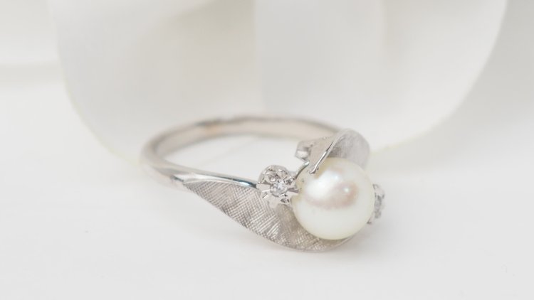 Anello In Oro Bianco, Perla Coltivata E Diamanti 