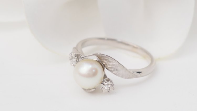 Anello In Oro Bianco, Perla Coltivata E Diamanti 