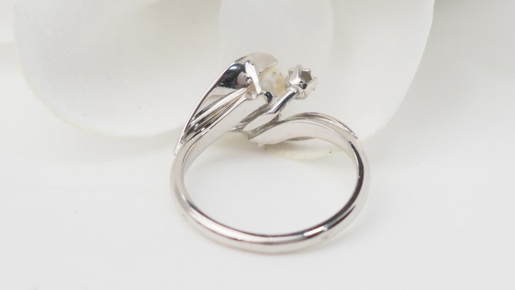 Anello In Oro Bianco, Perla Coltivata E Diamanti 