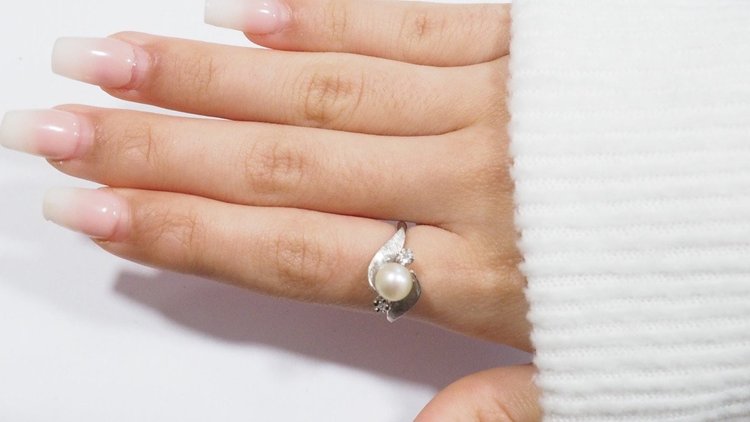 Anello In Oro Bianco, Perla Coltivata E Diamanti 