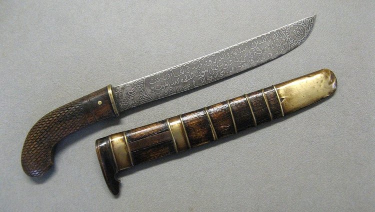 Coltello Golok indonesiano. Arte islamica.