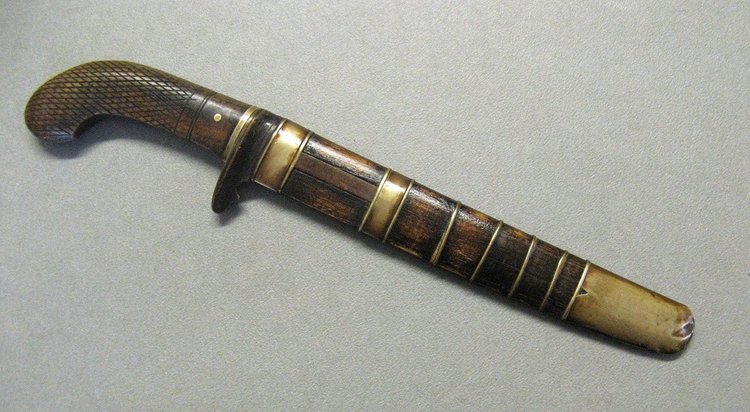 Coltello Golok indonesiano. Arte islamica.