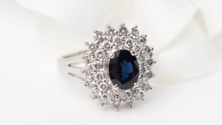 Bague entourage en or blanc, saphir et diamants 