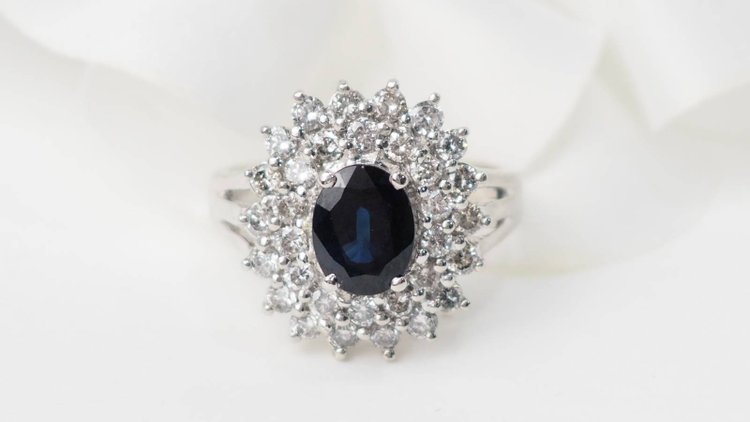 Bague entourage en or blanc, saphir et diamants 