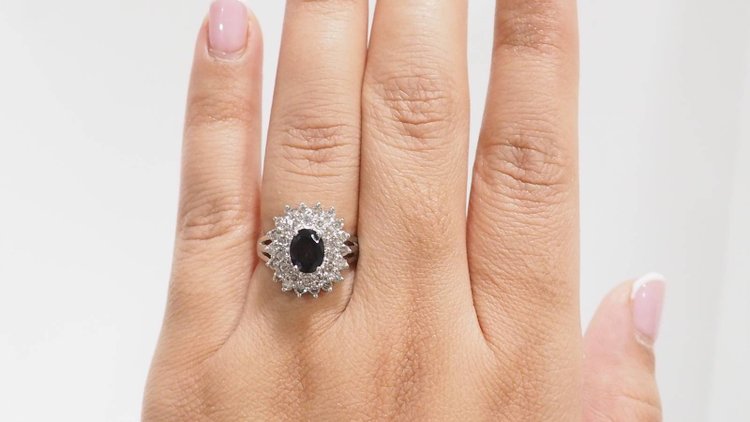 Bague entourage en or blanc, saphir et diamants 