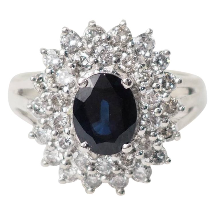 Bague entourage en or blanc, saphir et diamants 