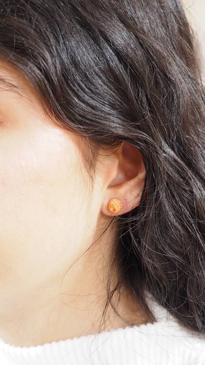 Boucles d'oreilles corail sculpté et or jaune