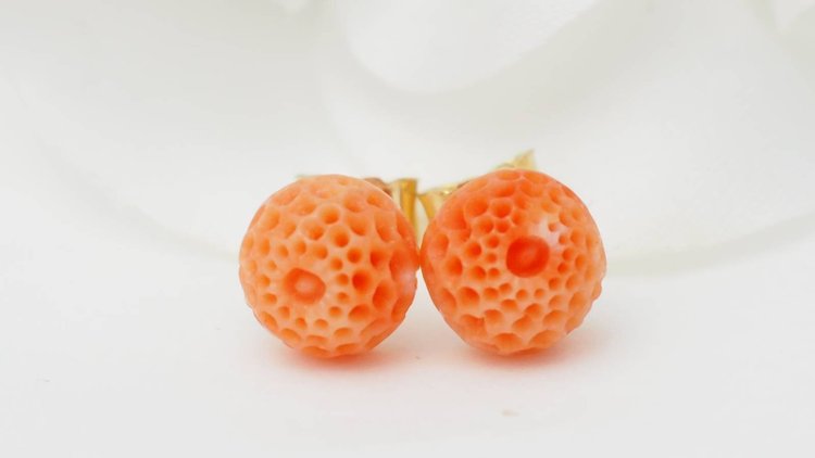 Boucles d'oreilles corail sculpté et or jaune