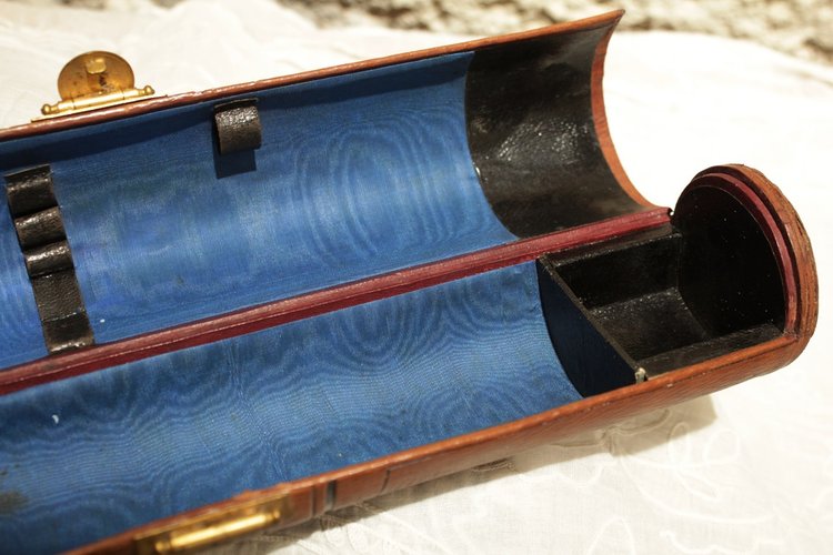 Custodia circolare, portadocumenti o custodia da cucito, in pelle marrone e ottone XIX secolo
