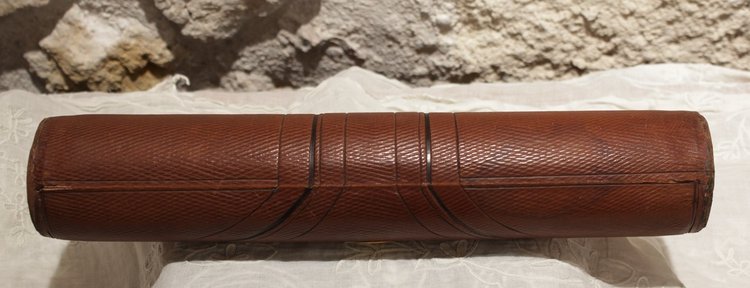 Custodia circolare, portadocumenti o custodia da cucito, in pelle marrone e ottone XIX secolo