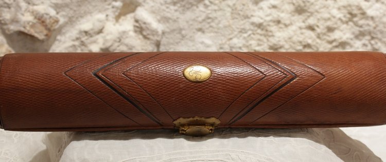 Custodia circolare, portadocumenti o custodia da cucito, in pelle marrone e ottone XIX secolo