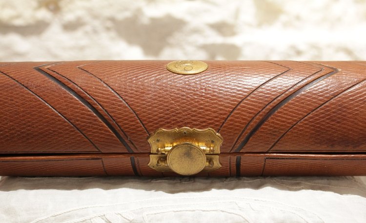 Custodia circolare, portadocumenti o custodia da cucito, in pelle marrone e ottone XIX secolo