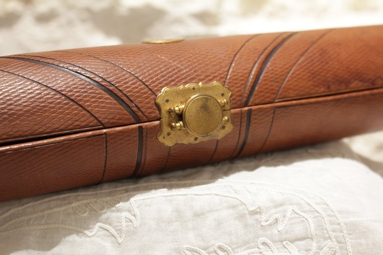 Custodia circolare, portadocumenti o custodia da cucito, in pelle marrone e ottone XIX secolo