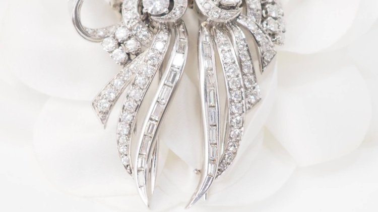 Spilla art deco a doppia clip in oro bianco e platino, diamanti