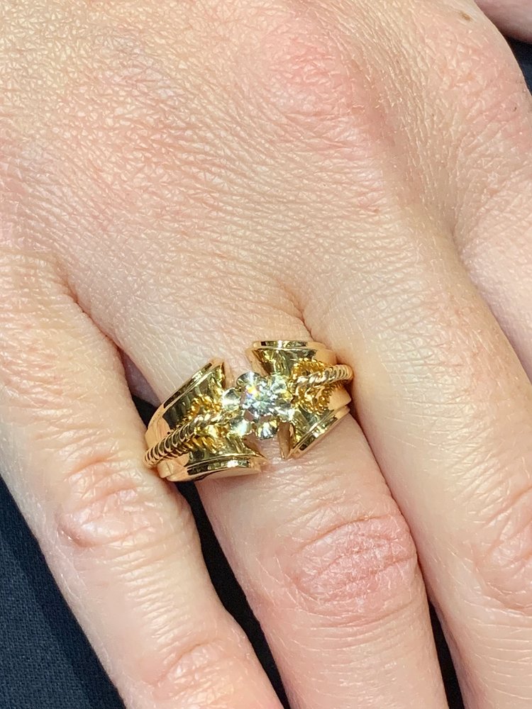 Twisted ring with diamond