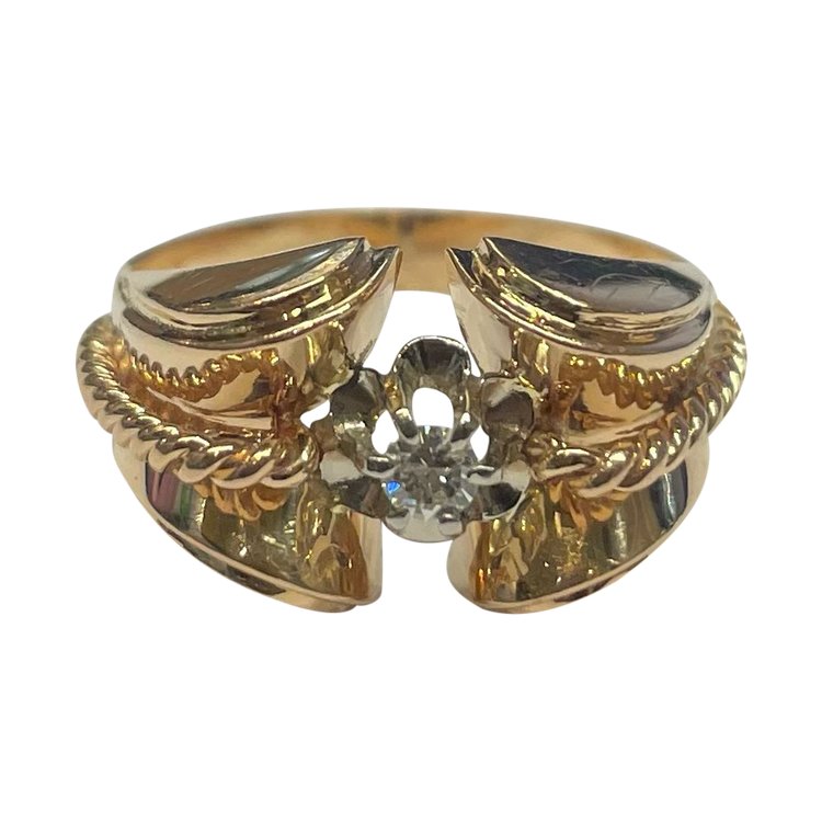 Twisted ring with diamond