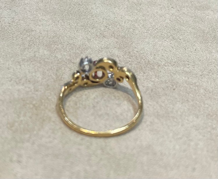Anello trilogy con rubini e diamanti