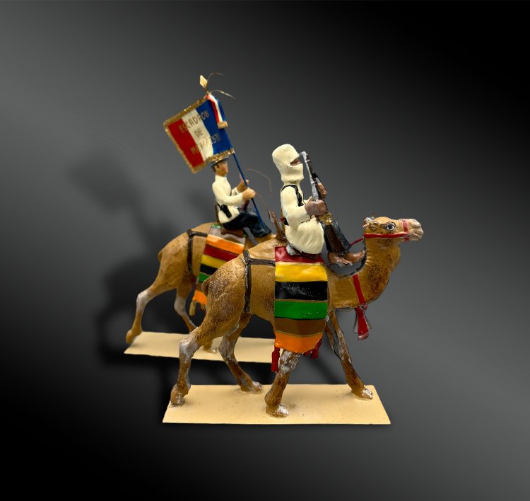 AU PLAT D’ÉTAIN, MAISON LUCOTTE - DEUX CAVALIERS de la COMPAGNIE MÉHARISTE SAHARIENNE