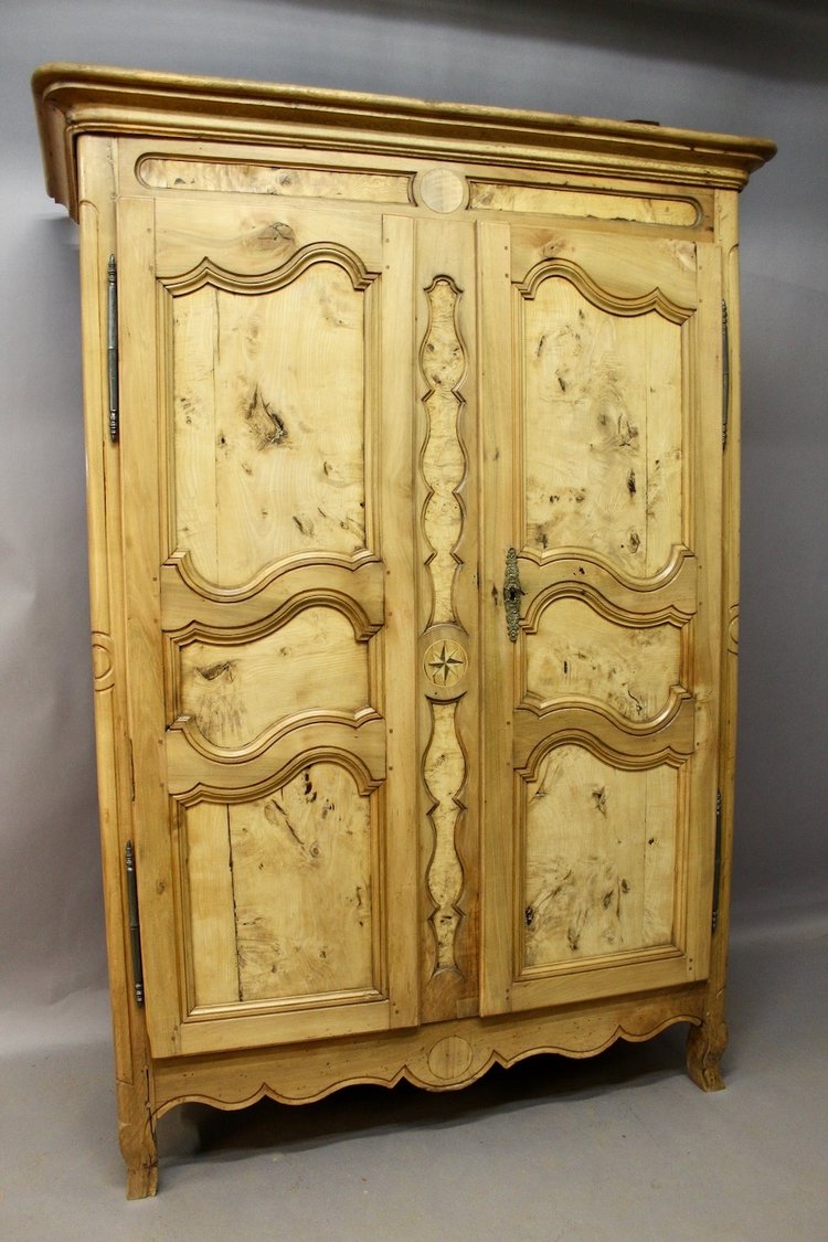 Armoire Bressane XIXème en loupe de frêne