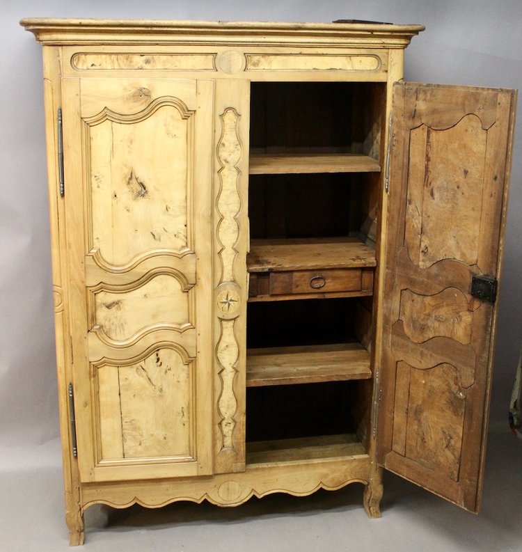 Armoire Bressane XIXème en loupe de frêne