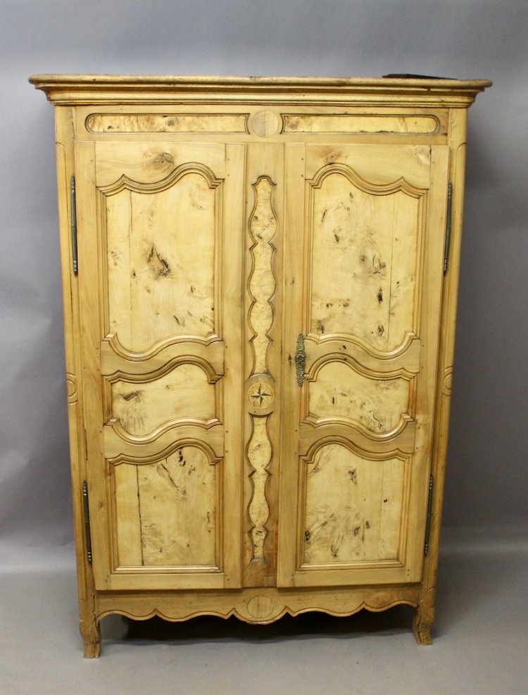 Armoire Bressane XIXème en loupe de frêne