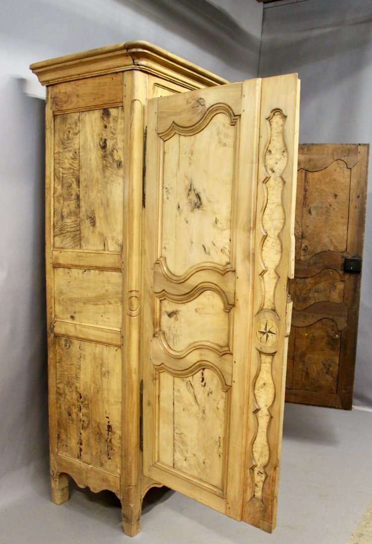 Armoire Bressane XIXème en loupe de frêne