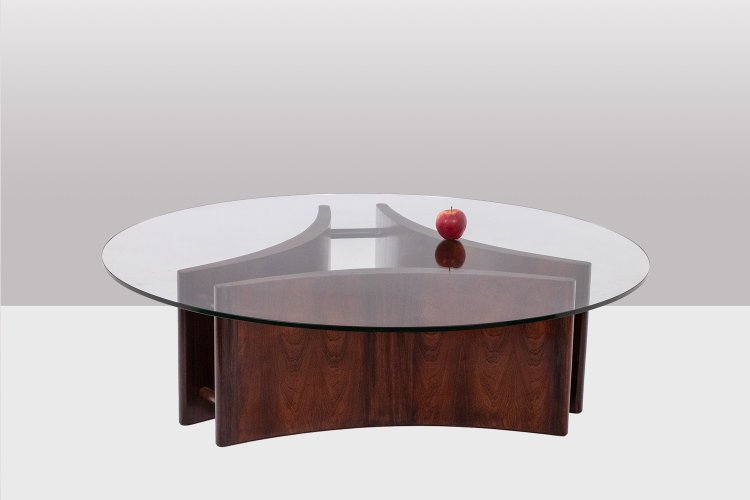 Table basse en palissandre, de forme concave. Années 1970. LS59121106A